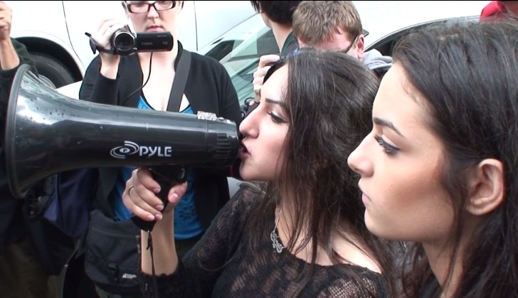 Sammy's relations asking the crowd to calm down...